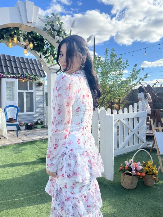 Белое платье с рюшами