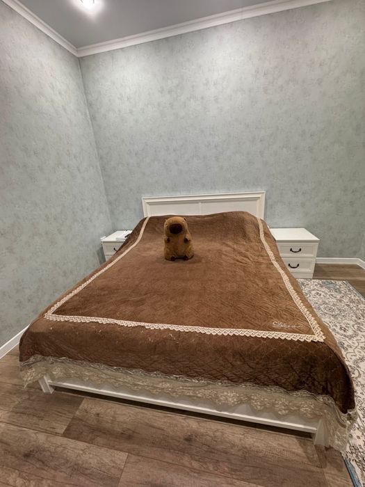 Кровать и тумбочка