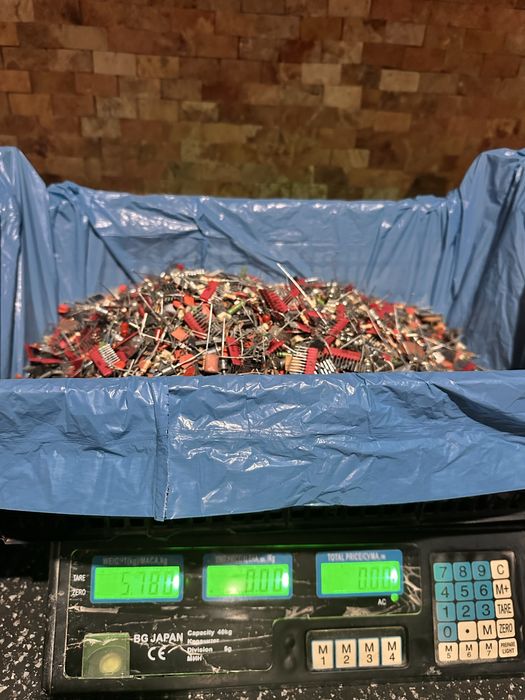 Продавам Кондензатори различни