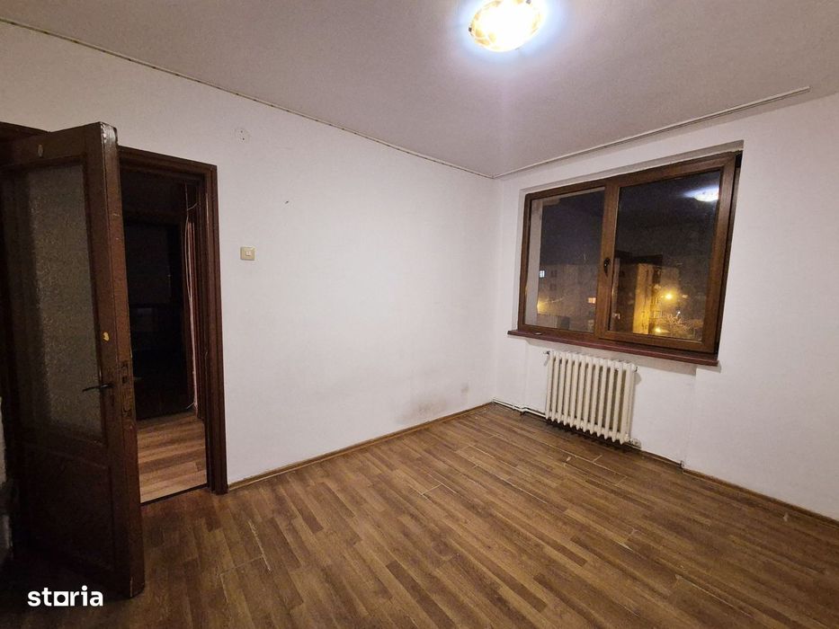 Apartament cu 3 camere, decomandat, etaj 3