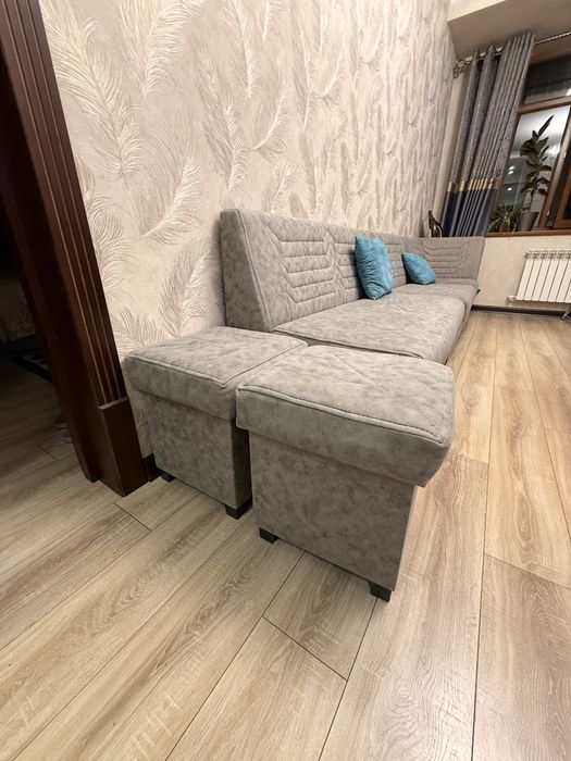 Хорошая качественная мебель с двумя пуфиками