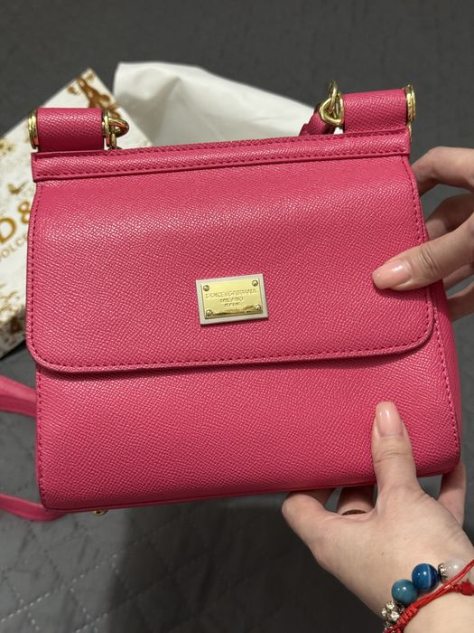 ярко розовая сумочка