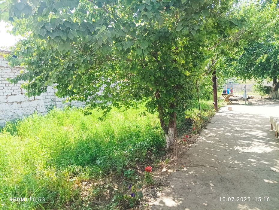 8 sotxli xovli uy sotiladi