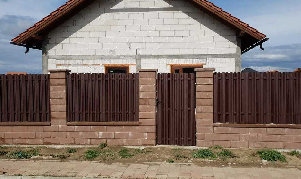 Garduri si porti din sipca metalica, panou stil jaluzele, tabla cutata, plasa bordurata, fier forjat, BCA si alte modele disponibile