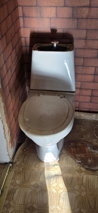 Унитаз рабочий в сборе с арматурой б/у