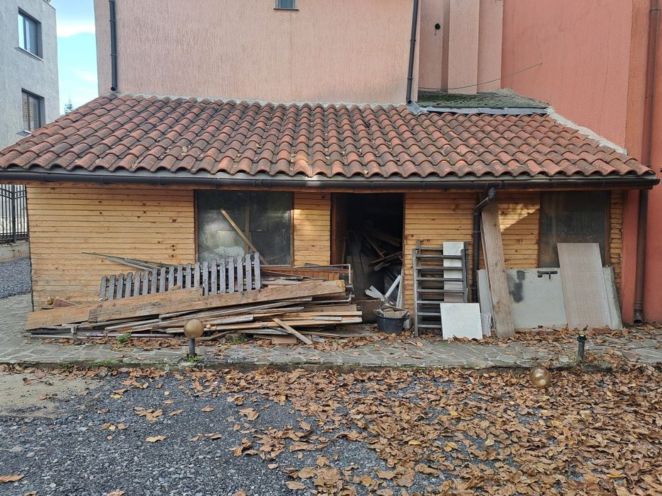 Давам място със постройка  под наем 300кв м