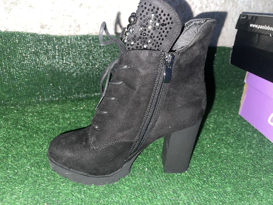 Велурени боти с капси