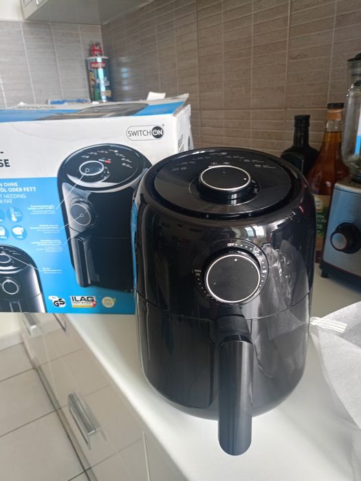 Vând friteuza cu aer cald , produs de calitate superioara,nou nouță.