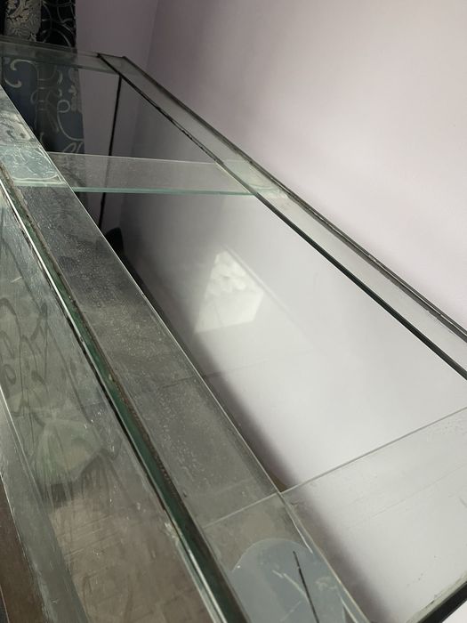 Аквариум вместе с мощной подставкой.