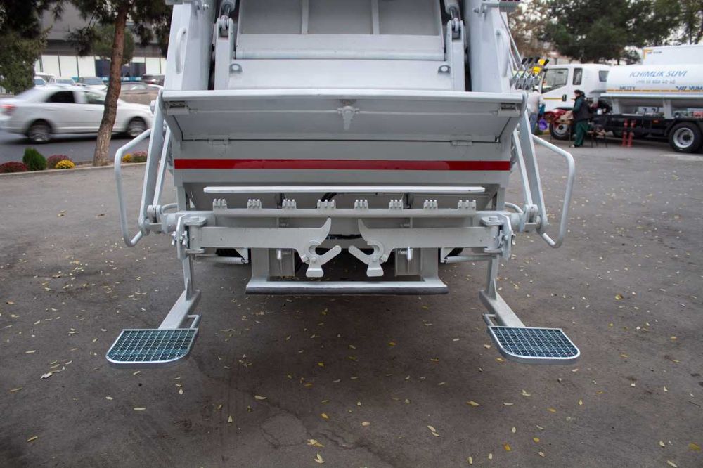 Мусоровоз FAW Tiger V 4х2 8+1м³