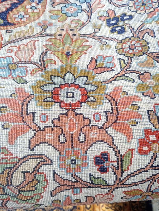 Истински персийски килим