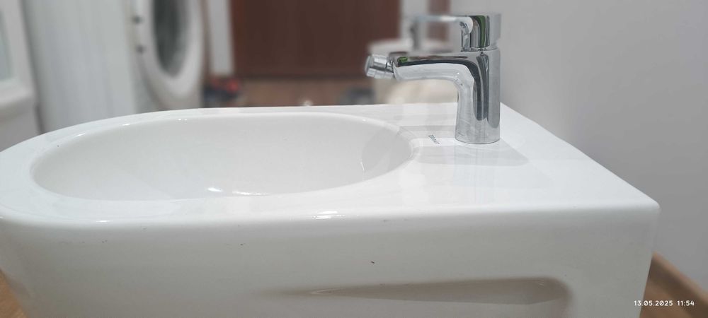 Две нови бидета, комплект със смесител.