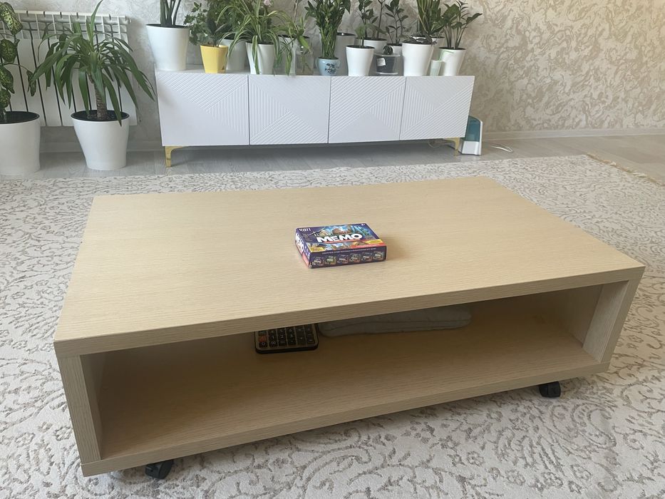 Продаеться журнальный стол