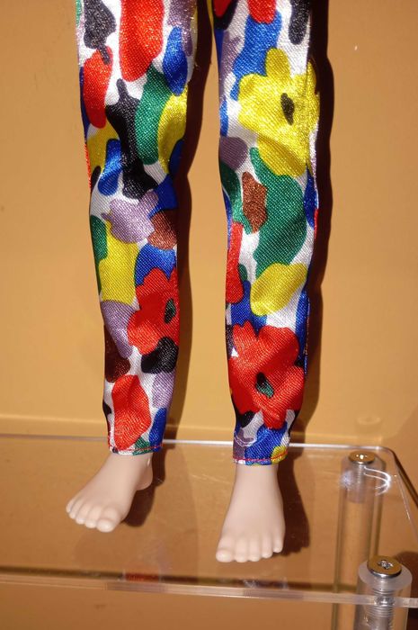 Кукла BTS. И в цветен костюм.