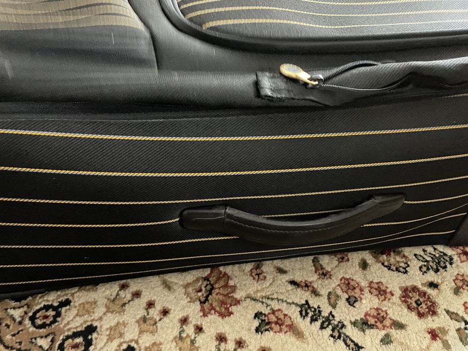 Продам чемоданы комплект