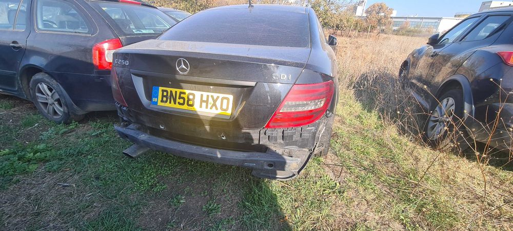 Mercedes-Benz C250, на части.