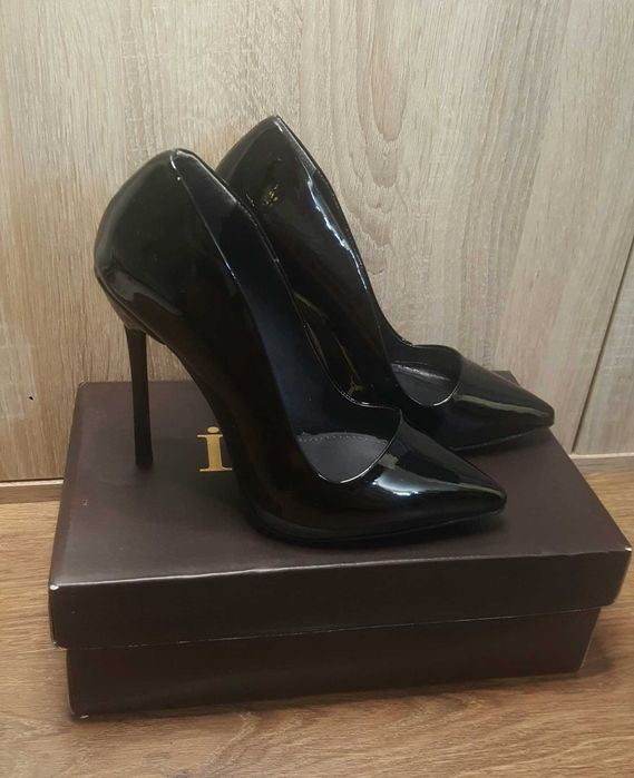 Нови черни лачени обувки с висок ток