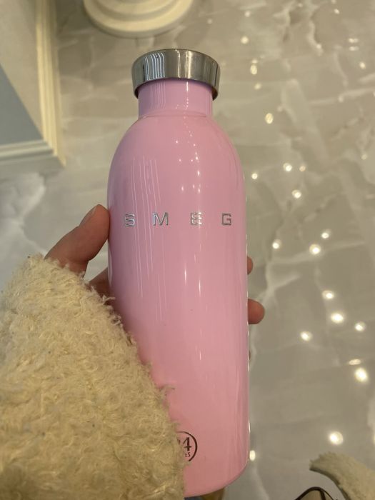 Бутылка термо от бренда Smeg