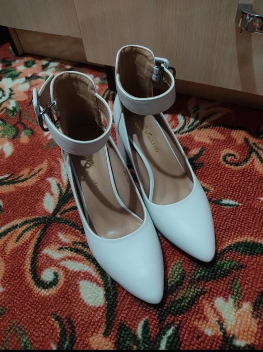 Продам белые туфли