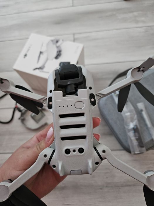 Drona DJI mini 2 SE + husa și accesorii