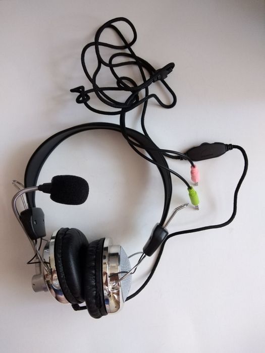 Слушалки с микрофон.