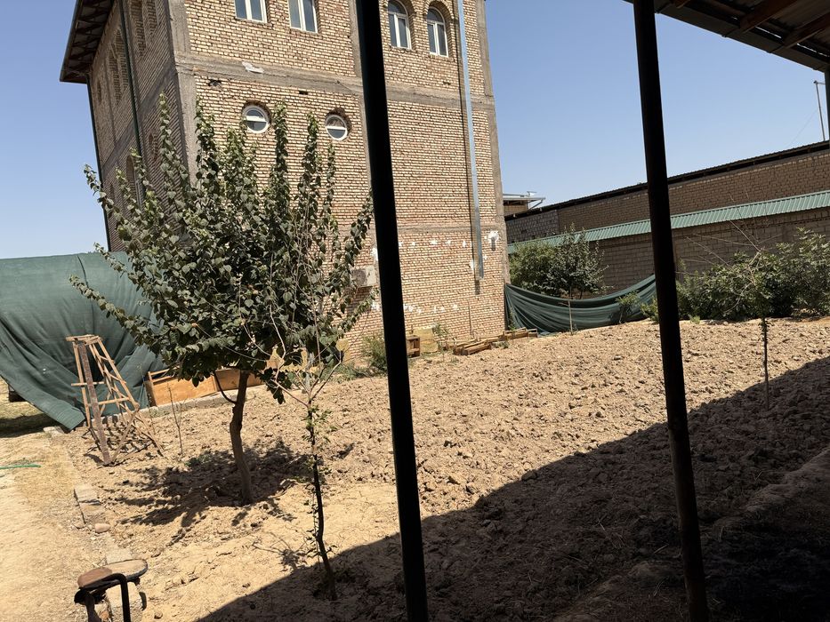 Уй сотилади, яхшигина ер майдони хам бор