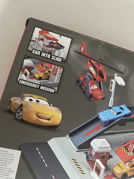 Паркинг с път, кола и хеликоптер Макуин, McQueen