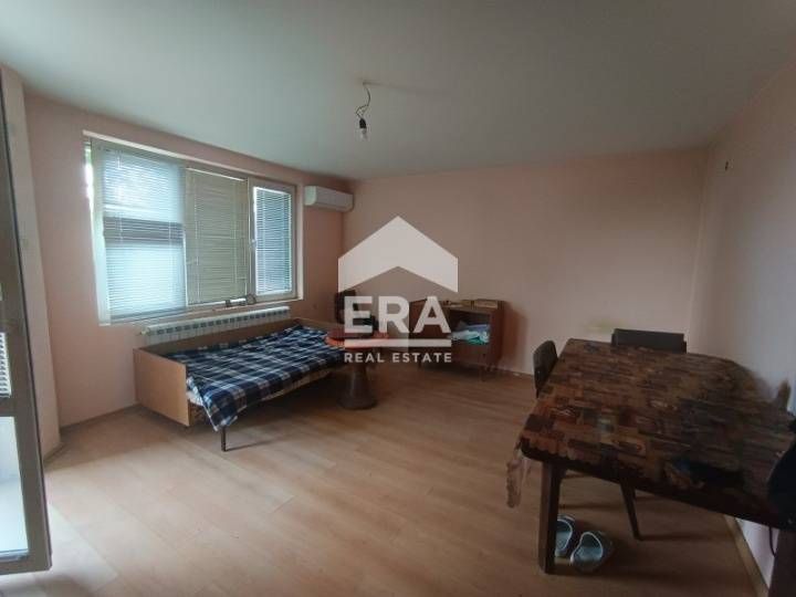 Самостоятелна триетажна къща с четири спални и три бани, с морска пано