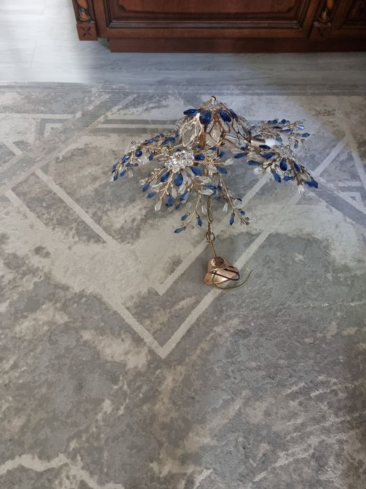 Продам люстру восьмирожковая