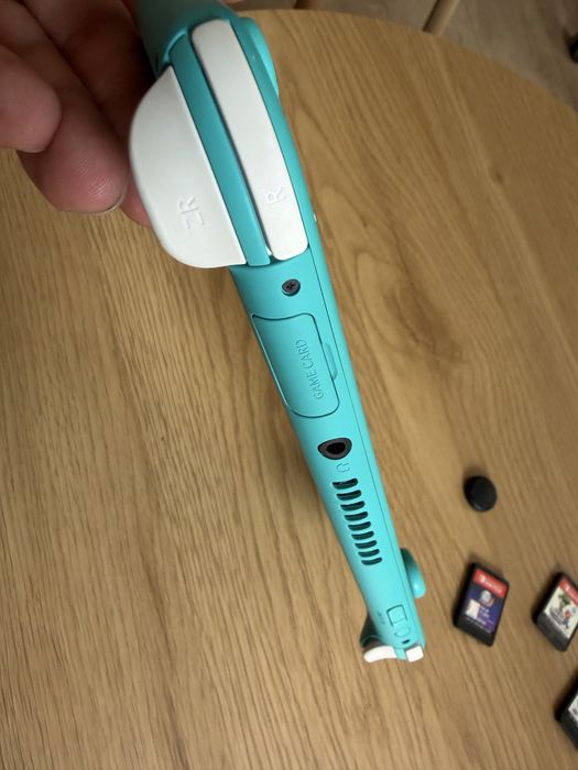 Nintendo Switch Lite тюркоазен + 3 игри + калъф