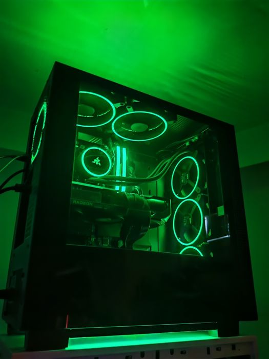 Vand calculator gaming tematica Razer