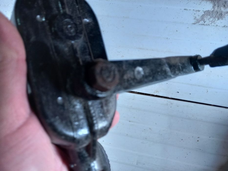 Bormasina manuală pentru gaurit