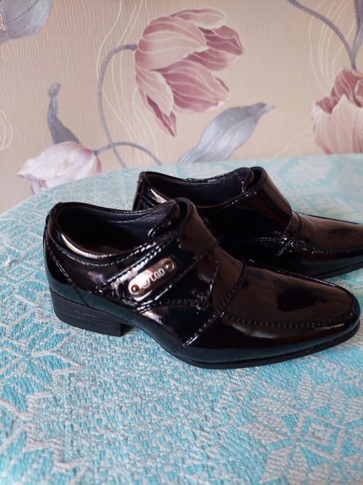 Продаются  детские  туфли.