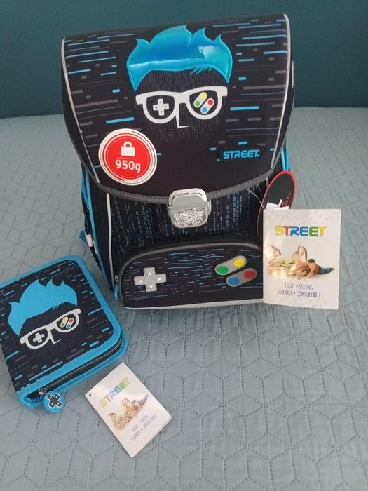 Нова ученическа раница Street и пълен несесер на същата марка