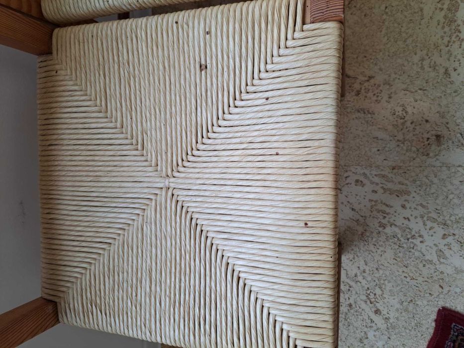 Дървени столове с ратанови седалки