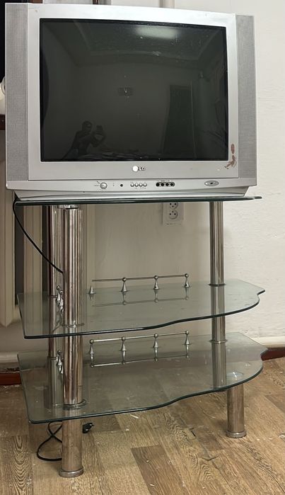 Телевизор LG 21FS2CG.    С потсавком