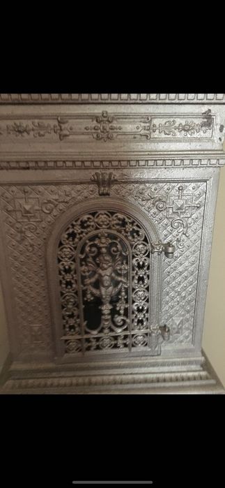 Sobă din fontă , veche de peste 100 ani , în stare foarte bună .