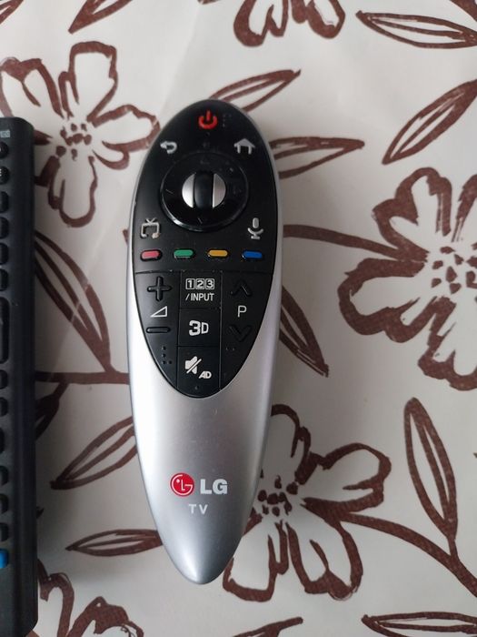 Две дистанционни със кабел за телевизор LG  като нови