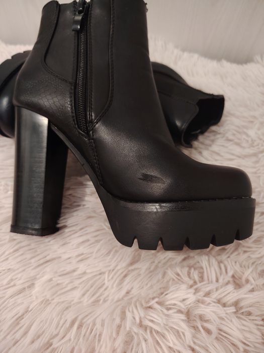 Botine negre cu toc gros și platforma