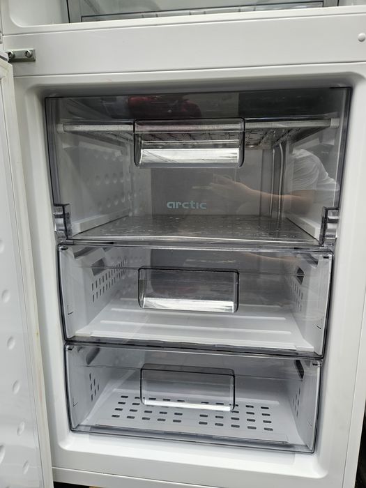 Vând frigider Arctic cu congelator – 240 L, înălțime 1,85 m