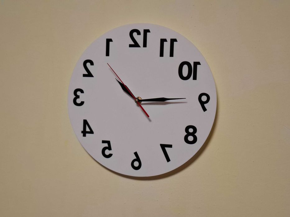 Ceas de perete alb cu cadran oglindit pentru frizerii si saloane