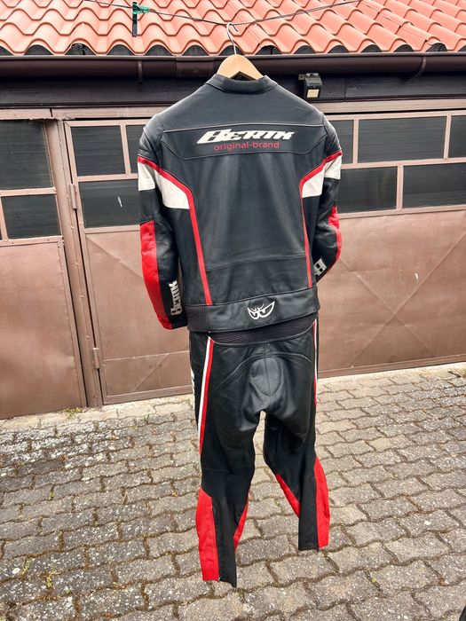 Vand costum moto Berik marimea L din 2 piese. Se potriveste pentru 1.70-1.75m inaltime si 70-80 kg greutate