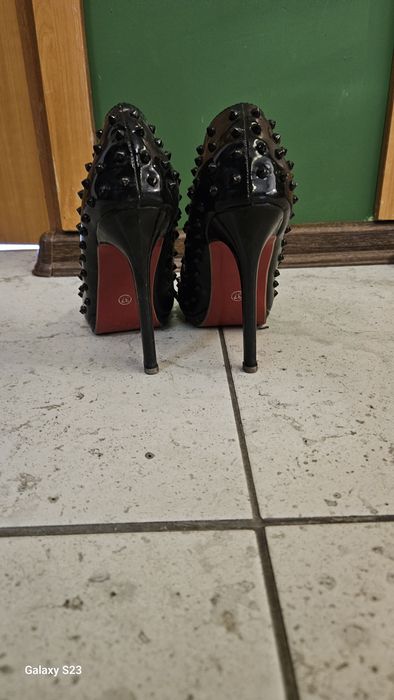 Дамски обувки със шипчета