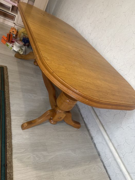 Стол для гостинной