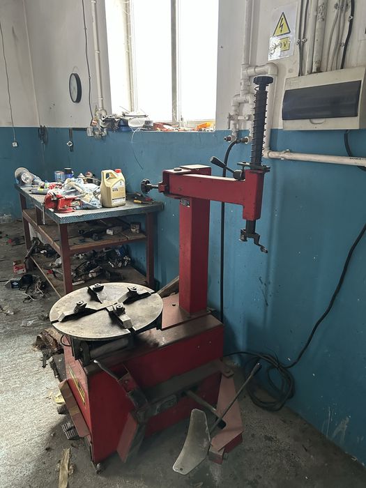 Aparat de dejantat roți