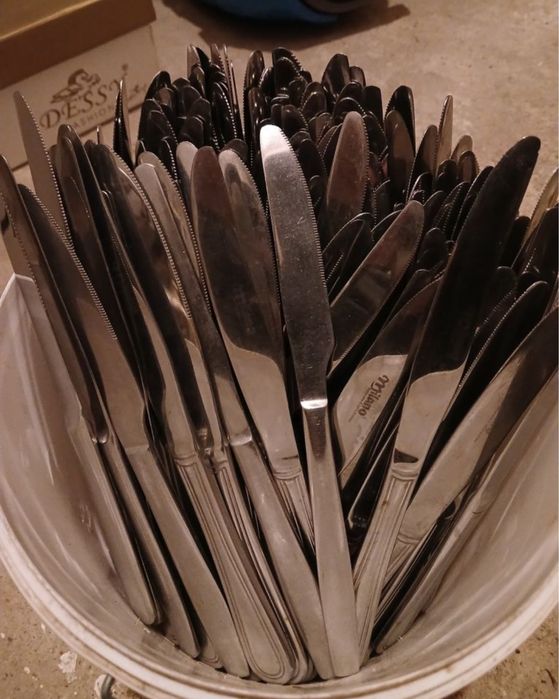 Продам диваны, столы для кафе ресторанов.