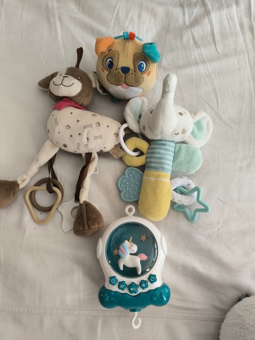 Запазени играчки и черешови костилки