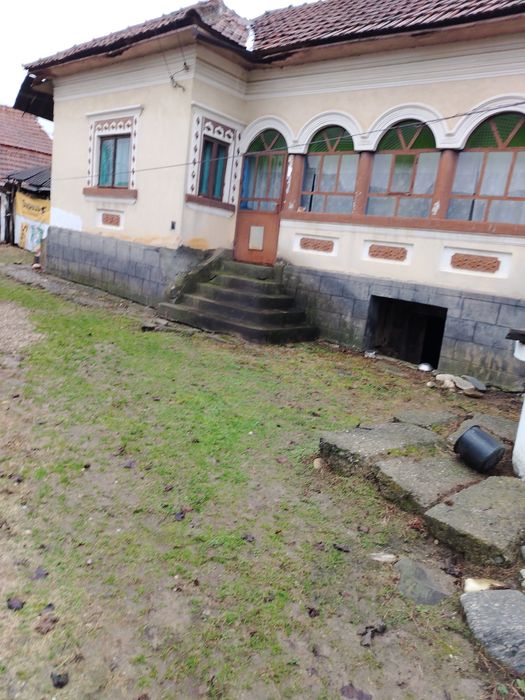 Vând casa și teren în Vladesti Jud Argeș preț 42000 EUR