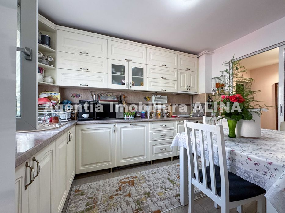 Ap. 3 camere in Deva, zona Astoria, 70 mp, decomandat, etaj 3.