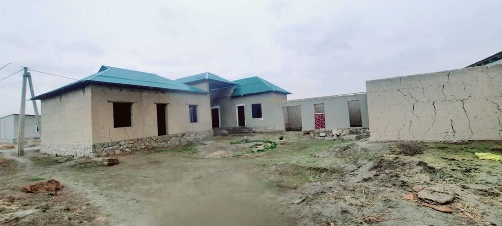 hovli sotiladi 2 ta xonasi bitgan